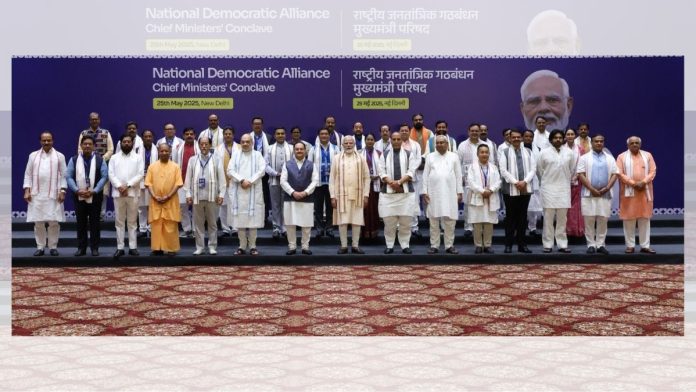 மே 25, 2025 அன்று புதுதில்லியில் நடைபெற்ற மாநாட்டில், தேசிய ஜனநாயக கூட்டணி ஆளும் அனைத்து மாநிலங்களின் முதலமைச்சர்கள், துணை முதலமைச்சர்களுடன் பிரதமர் மோடி | X @NarendraModi