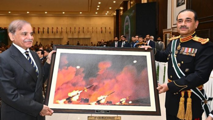 பொதுவில் கிடைக்கும் உள்ளடக்கங்களிலிருந்து நேரடியாக நீக்கப்பட்டதாகக் கூறப்படும் பிரேம் செய்யப்பட்ட புகைப்படம் | X