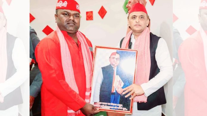 சர்ச்சைக்குரிய சுவரொட்டியின் பிரேம் செய்யப்பட்ட புகைப்படம் சமாஜ்வாடி கட்சித் தலைவர் அகிலேஷ் யாதவிடம் வழங்கப்படுகிறது | X/@amitmalviya