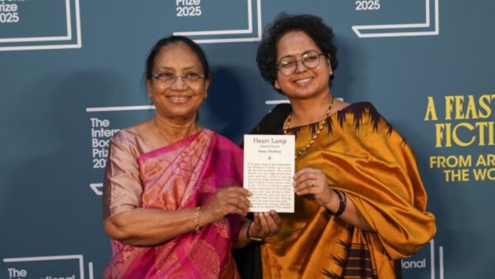 பானு முஷ்டாக் மற்றும் மொழிபெயர்ப்பாளர் தீப்தா பாஸ்தி ஆகியோர் ஹார்ட் லேம்ப் நாவலுக்காக சர்வதேச புக்கர் பரிசை வென்றுள்ளனர் | புகைப்படம்: எக்ஸ், @nilanjanaroy