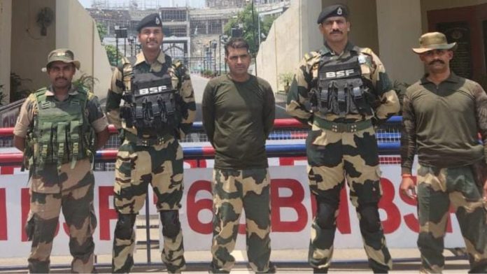 புதன்கிழமை அட்டாரி-வாகா சோதனைச் சாவடியில் இந்தியா திரும்பிய பிறகு, பிஎஸ்எஃப் கான்ஸ்டபிள் பூர்ணம் குமார் ஷா (நடுவில்) | சிறப்பு ஏற்பாட்டின் மூலம்.