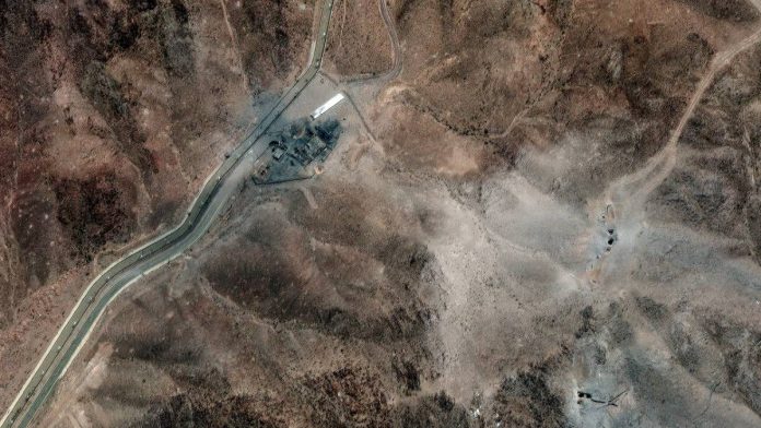 ஜூன் 24, 2025 அன்று ஈரானில் உள்ள ஃபோர்டோ செறிவூட்டல் நிலையத்தின் சுற்றளவில் புதிய வான்வழித் தாக்குதல் பள்ளங்களை செயற்கைக்கோள் படம் காட்டுகிறது | ராய்ட்டர்ஸ் வழியாக மாக்சர் டெக்னாலஜிஸ்