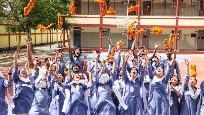 லக்னோவில் உள்ள ஒரு பள்ளியில் தேர்வு முடிவுகள் அறிவிக்கப்பட்டதை மாணவர்கள் கொண்டாடுகிறார்கள் | புகைப்படம்: ANI