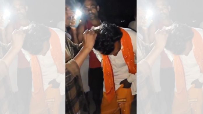 ஞாயிற்றுக்கிழமை இரவு ஒரு யாதவ மத போதகர் மற்றும் அவரது உதவியாளரின் தலைமுடி வெட்டப்படுவதைக் காட்டும் வீடியோவிலிருந்து ஒரு கிளிப் | X/@yadavakhilesh