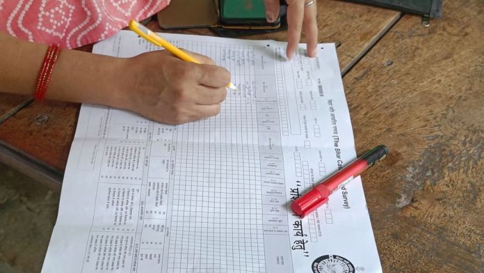 பீகாரில் கணக்கெடுப்பாளர்கள் பயன்படுத்தும் சாதி கணக்கெடுப்புக்கான 17-நெடுவரிசை படிவம் | பிரதிநிதி படம் | புகைப்படம்: கிருஷ்ணன் முராரி/திபிரிண்ட்