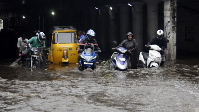 சென்னையில் பெய்த கனமழையால் வெள்ளம் சூழ்ந்த சாலையில் மக்கள் நடந்து செல்கின்றனர் | ANI கோப்பு புகைப்படம்.