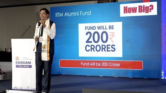 பெங்களூருவில் நடந்த முன்னாள் மாணவர் நிகழ்வில் மெட்ராஸ் இந்திய தொழில்நுட்பக் கழகத்தின் இயக்குநர் காமகோடி வீழிநாதன் பேசுகிறார் | புகைப்படம்: ஐஐடி-எம்.