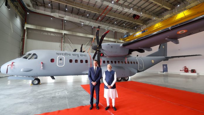 2024 அக்டோபரில் குஜராத்தின் வதோதராவில் டாடா விமான வளாகத்தின் திறப்பு விழாவின் போது பிரதமர் நரேந்திர மோடி மற்றும் ஸ்பானிஷ் பிரதமர் பெட்ரோ சான்செஸ் | PTI