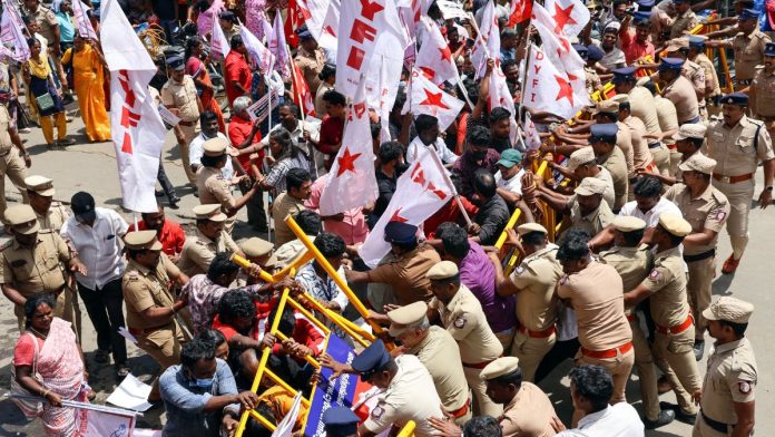 ஜூலை 9 அன்று சென்னையில் நடைபெறும் 'பாரத் பந்த்' போராட்டத்தில் இடதுசாரி ஆதரவாளர்கள் பங்கேற்கும்போது காவல்துறையினர் அவர்களைத் தடுக்க முயற்சிக்கின்றனர் | ANI