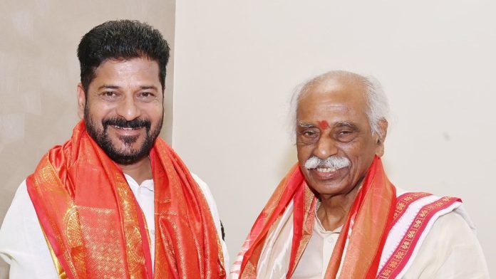 தெலுங்கானா முதல்வர் ரேவந்த் ரெட்டி ஹரியானா மற்றும் இமாச்சல பிரதேச முன்னாள் கவர்னர் பண்டாரு தத்தாத்ரேயாவுடன் இருக்கும் கோப்பு புகைப்படம் | X @தத்தாத்ரேயா