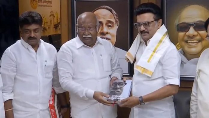 தமிழக முதல்வர் எம்.கே. ஸ்டாலின் முன்னிலையில் அன்வர் ராஜா (இடதுபுறத்தில் இரண்டாவது) திமுகவில் இணைவதைக் காட்டும் ஸ்கிரீன்கிராப் | X/@DMKITwing