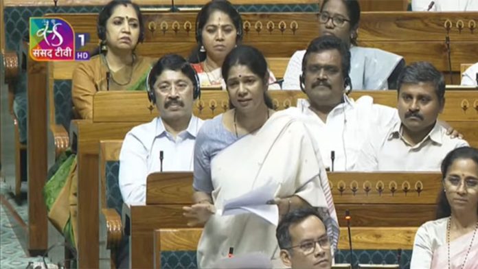 செவ்வாய்க்கிழமை மக்களவையில் ஆபரேஷன் சிந்தூர் மற்றும் பஹல்காம் பயங்கரவாத தாக்குதல் குறித்த விவாதத்தின் போது திமுக எம்.பி. கனிமொழி | சன்சாத் டிவி வழியாக ஸ்கிரீன்கிராப்
