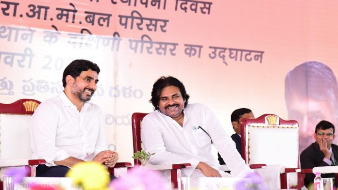 பிரதிநிதித்துவ படம் | ஒரு நிகழ்வில் ஜேஎஸ்பி நிறுவனர் மற்றும் துணை முதல்வர் பவன் கல்யாணுடன் தெலுங்கு தேசம் கட்சித் தலைவரும் ஆந்திரப் பிரதேச அமைச்சருமான நாரா லோகேஷ் | X/@naralokesh