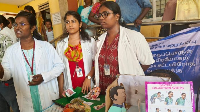 பிரதிநிதித்துவ படம். ஆரம்ப சுகாதார நிலையத்திற்கு வெளியே சளி மாதிரி சேகரிப்பு படிகளை விளக்கும் மருத்துவர்கள் | சுமி சுகன்யா தத்தா | திபிரிண்ட்
