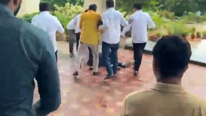 BMC-யின் OAS கூடுதல் ஆணையர் ரத்னாகர் சாஹூ தாக்கப்படும் வீடியோ ஆன்லைனில் வைரலானது | புகைப்படம்: X, @Naveen_Odisha