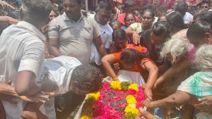 இறுதிச் சடங்கிற்கு முன் கவின் செல்வகணேஷ் குடும்பத்தினர் | புகைப்படம்: கிரீஷ்மா குதர் | திபிரிண்ட்