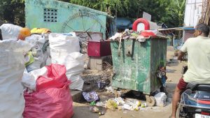 நகரம் முழுவதும் நிரம்பி வழியும் பல குப்பைத் தொட்டிகள் மற்றும் தெருக்களில் கிடக்கும் குப்பைகளைக் காணலாம் | சிறப்பு ஏற்பாடு மூலம்