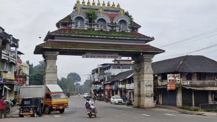 தர்மஸ்தலா நுழைவாயில்களில் ஒன்றின் கோப்பு புகைப்படம் | ஷரன் பூவண்ணா | திபிரிண்ட்