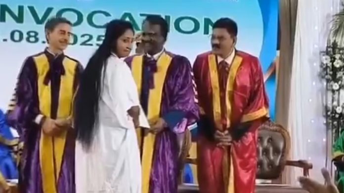 பிஎச்டி அறிஞர் ஜீன் ஜோசப் ஆளுநர் ஆர்.என்.ரவியைத் தவிர்த்து எம்.எஸ்.யு துணைவேந்தர் என்.சந்திரசேகரிடமிருந்து பட்டம் பெறுவதைக் காட்டும் ஸ்கிரீன்ஷாட் | சிறப்பு ஏற்பாடு.