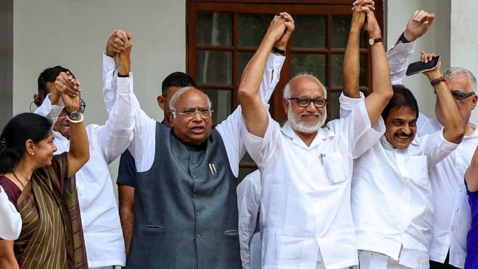 இண்டியா கூட்டணியின் துணை ஜனாதிபதி வேட்பாளராக நீதிபதி ரெட்டி அறிவிக்கப்பட்ட இந்திய கூட்டணியின் கூட்டத்திற்குப் பிறகு, காங்கிரஸ் தலைவர் மல்லிகார்ஜுன கார்கே, திமுக எம்பி கனிமொழி கருணாநிதி, காங்கிரஸ் எம்பி கே.சி. வேணுகோபால் மற்றும் பிறருடன் முன்னாள் உச்ச நீதிமன்ற நீதிபதி பி. சுதர்ஷன் ரெட்டி | AICC via PTI