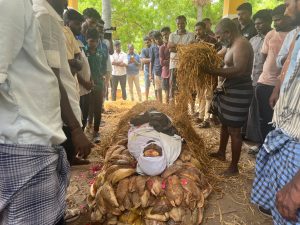 கவின் செல்வகணேஷ் இறுதி ஊர்வலத்தில் | புகைப்படம்: கிரீஷ்மா குதர் | திபிரிண்ட்