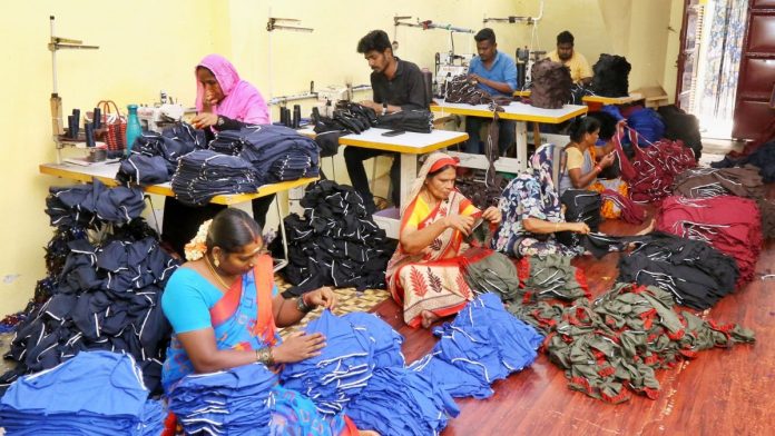 திருப்பூர் வேலம்பாளையம் அருகே சிறிய அளவிலான கார்மென்ட்ஸ் யூனிட் தொழிலாளர்கள் | பிரபாகர் தமிழரசு, திபிரிண்ட்
