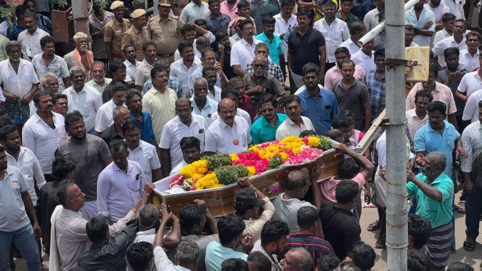 கவின் செல்வகணேஷ் உடல் இறுதிச் சடங்கிற்காக எடுத்துச் செல்லப்படுகிறது புகைப்படம்: கிரீஷ்மா குத்தார் | திபிரிண்ட்