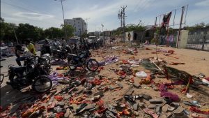 கரூரில் உள்ள வேலுசாமிபுரம் முழுவதும் சிதறிக்கிடக்கும் விஜய்யின் தவெக கட்சியின் கிழிந்த பதாகைகள் மற்றும் கொடிகளைத் தவிர, கைவிடப்பட்ட செருப்புகள் | திபிரிண்ட்/பிரபாகர் தமிழரசு