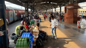 சில தொழிலாளர்கள் கடனை அடைத்து, சொந்த ஊரில் வேலை தேடுவது பற்றி கவலைப்படுகிறார்கள் | புகைப்படம்: பிரபாகர் தமிழரசு