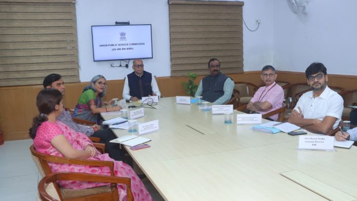 மாநில PSC தலைவர் மற்றும் உறுப்பினர்களுடன் காணொளி மாநாட்டில் UPSC தலைவர் அஜய் குமார் ஆணைய உறுப்பினர்களுடன். | X/@PIB_India
