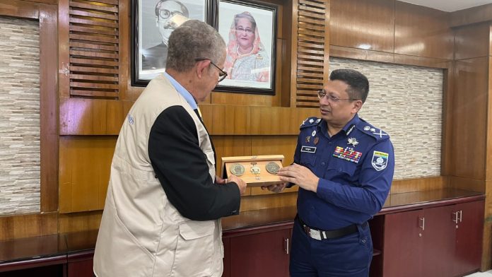 வங்கதேசத்தின் முன்னாள் காவல்துறைத் தலைவர் சவுத்ரி அப்துல்லா அல்-மாமுன் (வலது), தனது சாட்சியத்தில், கண்காணிப்பு மற்றும் துப்பாக்கிச் சூடுக்காக ஹெலிகாப்டர்கள் மற்றும் ட்ரோன்களைப் பயன்படுத்தி போராட்டக்காரர்கள் குறிவைக்கப்பட்டதாகக் குறிப்பிட்டார் | X/@commonwealthsec