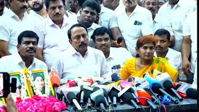 ஈரோடு மாவட்டத்தில் நடைபெற்ற செய்தியாளர் சந்திப்பில், அதிமுகவின் மூத்த தலைவரும் முன்னாள் அமைச்சருமான கே.ஏ. செங்கோட்டையன் கட்சி ஒற்றுமைக்காக குரல் கொடுக்கிறார் | சிறப்பு ஏற்பாட்டின் மூலம்.