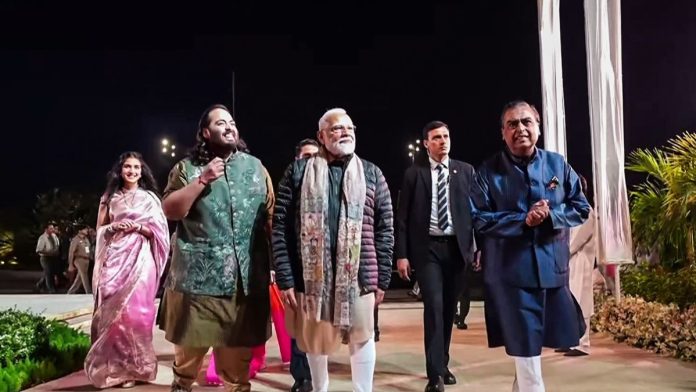 முகேஷ் அம்பானியின் குடும்பத்தினருடன் பிரதமர் மோடியின் கோப்புப் படம் | ANI
