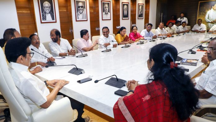 தமிழக முதல்வர் மு.க.ஸ்டாலினுடன் திராவிட முன்னேற்றக் கழக (திமுக) எம்.பி.க்கள் டி.ஆர். பாலு, கனிமொழி கருணாநிதி மற்றும் பலர் சென்னையில் நடந்த கட்சி கூட்டத்தில் | ANI
