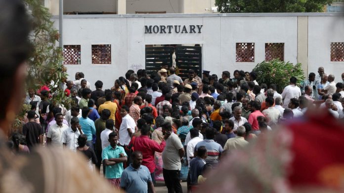 தமிழகத்தின் கரூர் மாவட்டத்தில், தமிழக வெற்றிக் கழகம் நடத்திய தேர்தல் பிரச்சாரப் பொதுக்கூட்டத்தில் நெரிசலில் சிக்கி உயிரிழந்தவர்களின் உடல்களைப் பெற, கரூர் அரசு மருத்துவக் கல்லூரி பிணவறை முன் உறவினர்கள் குவிந்தனர். ராய்ட்டர்ஸ்