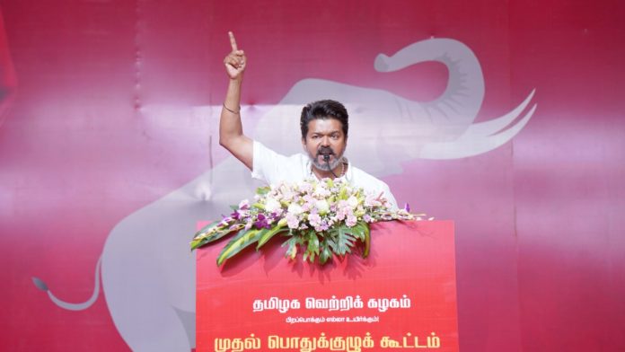 28 மார்ச், 2025 அன்று நடந்த தமிழக வெற்றிக் கழகத்தின் (TVK) பொதுக்குழு கூட்டத்தில் விஜய் உரையாற்றுகிறார் | X @TVKPartyHQ