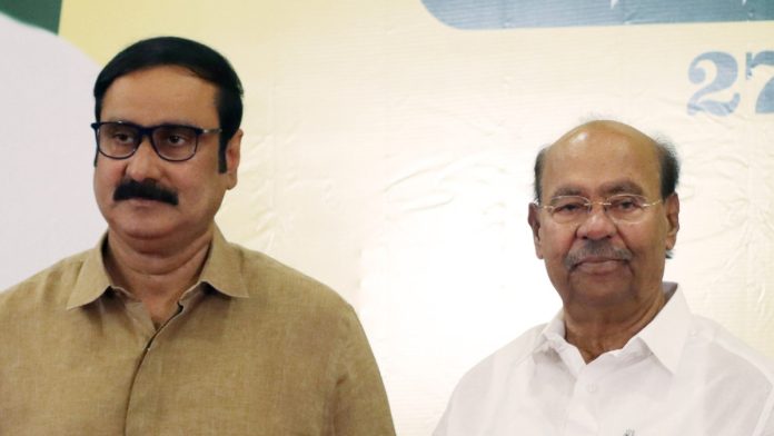 பாமக நிறுவனர் எஸ். ராமதாஸ் மற்றும் மகன் அன்புமணியின் கோப்புப் படம். தந்தை-மகன் இருவருக்கும் இடையே நீண்ட காலமாக கருத்து வேறுபாடு இருந்து வருகிறது. 'கட்சி விரோத நடவடிக்கைகள்' காரணமாக அன்புமணியை பாமகவிலிருந்து எஸ். ராமதாஸ் நீக்கியுள்ளார் | ANI