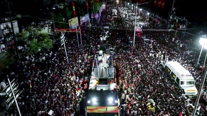 கரூரில் நடந்த பொது நிகழ்வின் போது கூட்ட நெரிசலுக்கு முன்பு கூடியிருந்த மக்களிடையே தவெக தலைவரும் நடிகருமான விஜய் உரையாற்றுகிறார் | ANI