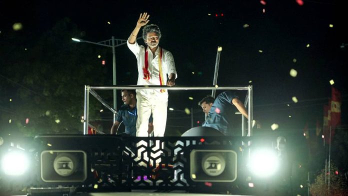 சனிக்கிழமை கரூர் கூட்டத்தில் தவெக தலைவர் விஜய் உரையாற்றினார் புகைப்படம்: TVK/ANI