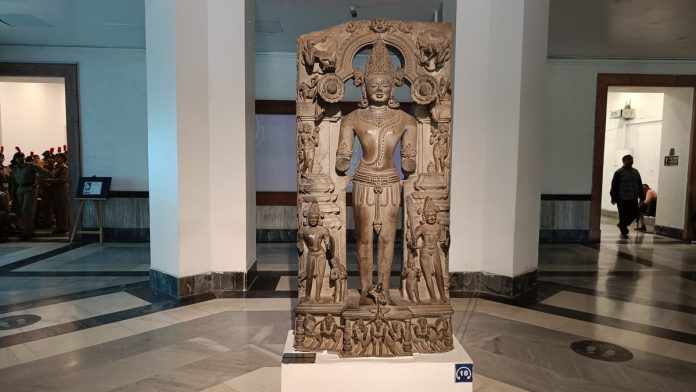 தேசிய அருங்காட்சியகத்தின் நுழைவாயிலில் உள்ள கோனார்க் சூரிய கோவிலில் இருந்து 13 ஆம் நூற்றாண்டைச் சேர்ந்த சூரிய சிலை. 2021 ஆம் ஆண்டில் ஒரு ஆக்மென்டட் ரியாலிட்டி அமைப்பிற்காக இடம்பெயர்ந்த பிறகு 2023 ஆம் ஆண்டில் இந்த இடத்திற்கு மீட்டெடுக்கப்பட்டது | புகைப்படம்: கிருஷ்ணன் முராரி | திபிரிண்ட்