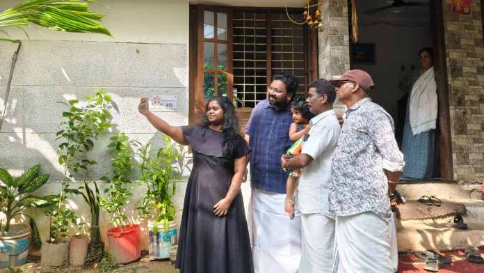 திருவனந்தபுரத்தில் புதன்கிழமை பிரச்சாரம் செய்யும் போது வாக்காளர்களுடன் காங்கிரஸ் மேயர் வேட்பாளர் கே.எஸ். சபரிநாதன் (நீல நிற உடையில்) | அனீசா பி.ஏ | திபிரிண்ட்