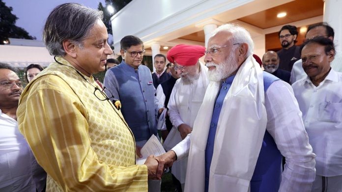பிரதிநிதித்துவ படம்: காங்கிரஸ் எம்.பி. சசி தரூருடன் பிரதமர் மோடி | ANI