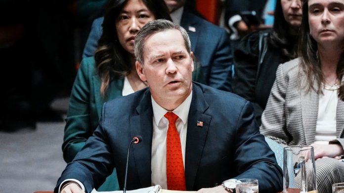 நியூயார்க் நகரில் உள்ள ஐ.நா. தலைமையகத்தில் நடந்த ஐக்கிய நாடுகள் சபை பாதுகாப்பு கவுன்சில் கூட்டத்தில் ஐக்கிய நாடுகள் சபைக்கான அமெரிக்க தூதர் மைக்கேல் வால்ட்ஸ் உரையாற்றுகிறார் | ராய்ட்டர்ஸ்