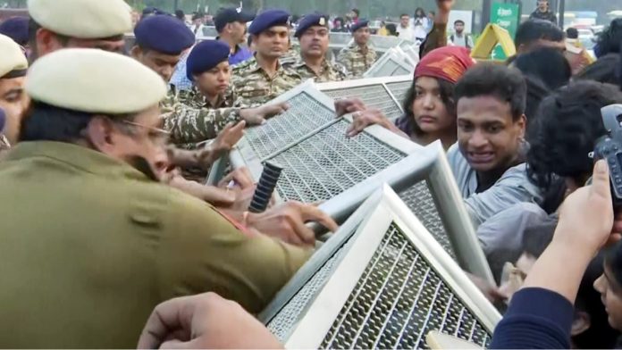 பிரதிநிதித்துவ படம்: ஞாயிற்றுக்கிழமை புது தில்லியில் உள்ள இந்தியா கேட்டில் அதிகரித்து வரும் காற்று மாசுபாட்டிற்கு எதிராக போராட்டம் நடத்திய மக்களை காவல்துறையினர் தடுத்து நிறுத்துகின்றனர் | ANI