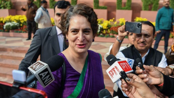 புது தில்லியில் செவ்வாய்க்கிழமை நடைபெற்ற குளிர்காலக் கூட்டத்தொடரின் இரண்டாம் நாளான நாடாளுமன்ற வளாகத்தில் காங்கிரஸ் எம்.பி. பிரியங்கா காந்தி | ஏ.என்.ஐ.