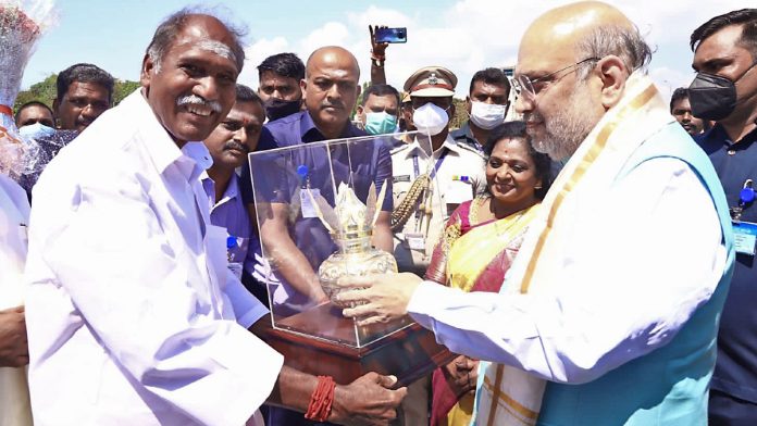 ஏப்ரல் 24, 2022 அன்று புதுச்சேரி விமான நிலையத்தில் மத்திய உள்துறை அமைச்சர் அமித் ஷாவை வரவேற்கும் புதுச்சேரி முதல்வர் என் ரங்கசாமி | ANI