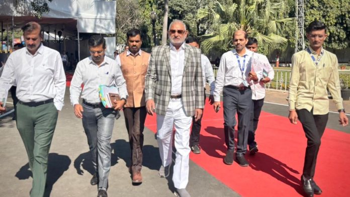 மகாராஷ்டிர விளையாட்டு மற்றும் சிறுபான்மையினர் நலத்துறை அமைச்சராக இருந்த என்சிபி கட்சியைச் சேர்ந்த மாணிக்ராவ் கோகட்டேவின் (கண்ணாடி அணிந்திருப்பவர்) பதவி பறிக்கப்பட்டது. | எக்ஸ்/@kokate_manikrao