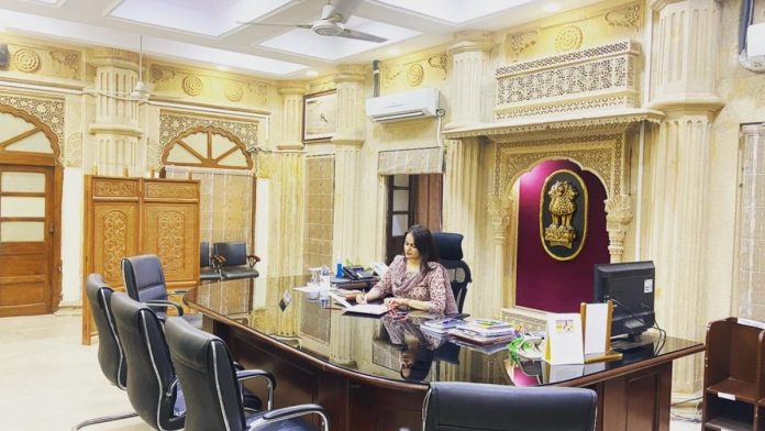 பார்மர் மாவட்ட ஆட்சியர் டினா டபியின் கோப்புப் புகைப்படம் | எக்ஸ்/@dabi_tina