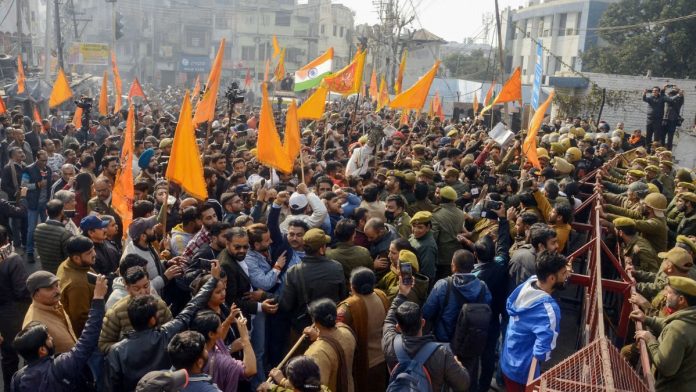 28 டிசம்பர் 2025 அன்று ஜம்முவில் எம்பிபிஎஸ் இட ஒதுக்கீடு தொடர்பாக லோக் பவனுக்கு வெளியே மாதா வைஷ்ணோ தேவி சங்கர்ஷ் சமிதி உறுப்பினர்கள் கொடிகளை உயர்த்தி போராட்டம் நடத்தினர். ANI