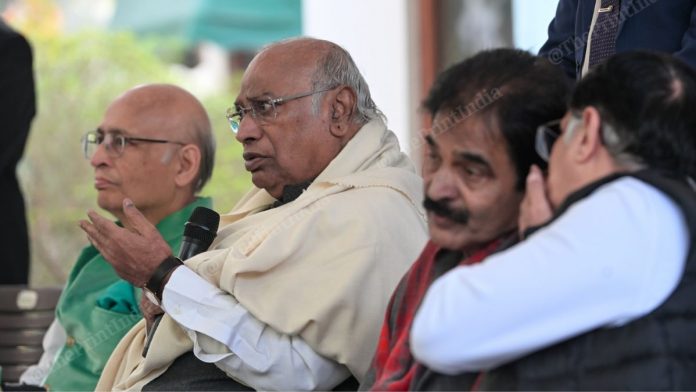 காங்கிரஸ் தலைவர்களான மல்லிகார்ஜுன் கார்கே, அபிஷேக் மனு சிங்வி மற்றும் கே.சி. வேணுகோபால் ஆகியோர் புதன்கிழமை புது டெல்லியில் செய்தியாளர் சந்திப்பில் உரையாற்றினர் | சூரஜ் சிங் பிஷ்ட் | திபிரிண்ட்